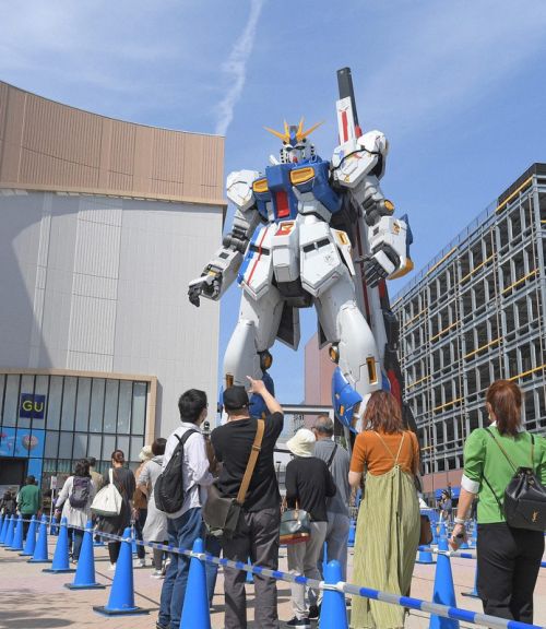 tượng gundam cao gần 25 mét ở lalaport tượng gundam cao gần 25 mét ở lalaport
